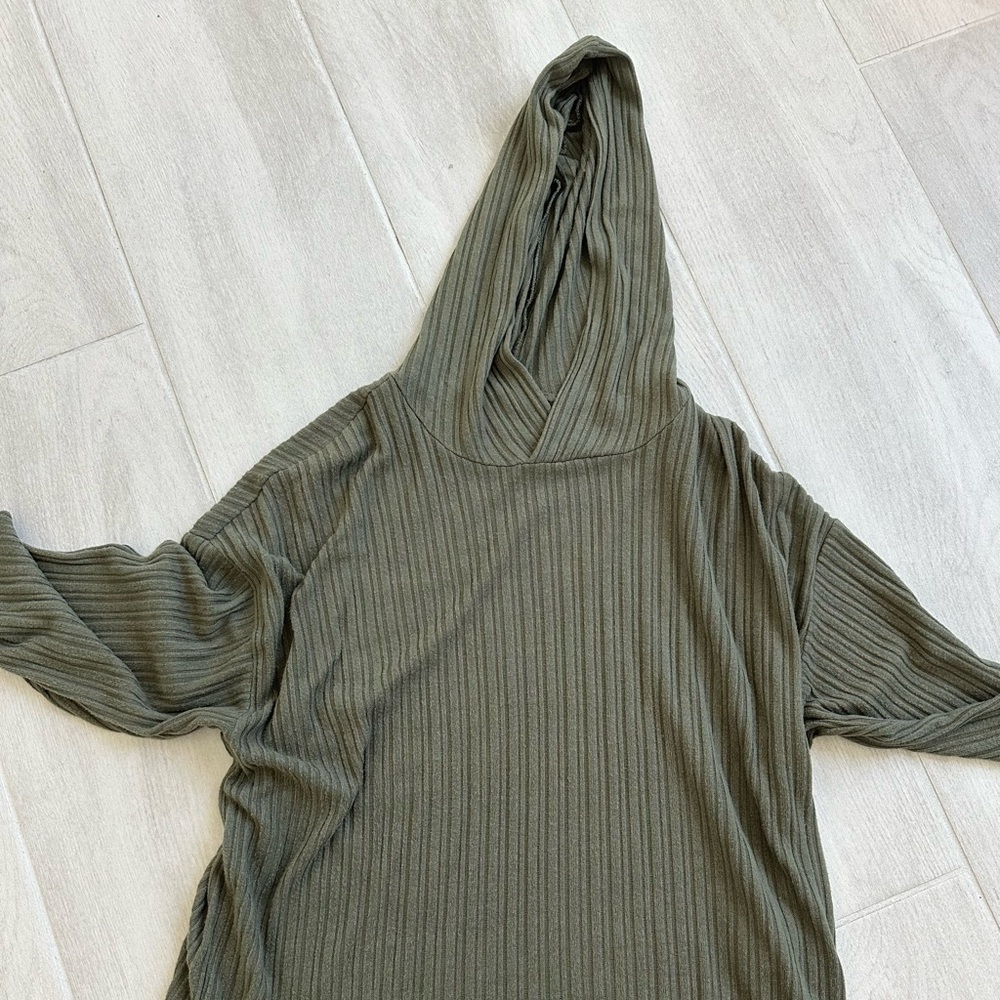 American eagle green lightweight pull over